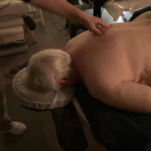 Massage du dos personne âgée l'essentiel de l'être